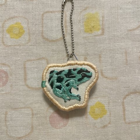 マダラヤドクガエル 刺繍ブローチ