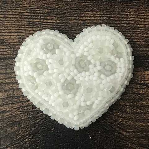 モノトーンつや消しビーズ刺繍ヘアゴムハート♡ ブローチ♡