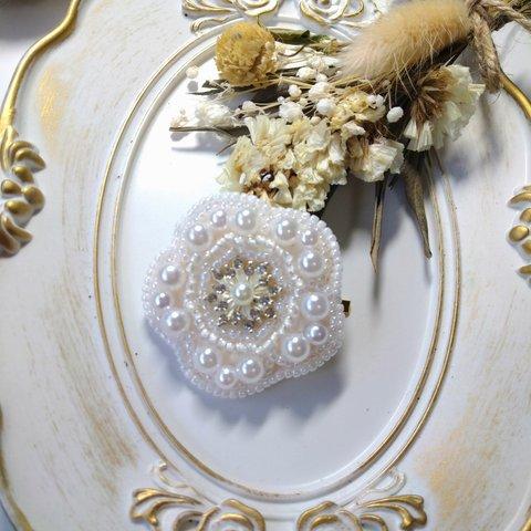 ビーズ刺繍キラキラ雪の結晶とお花のポニーフック