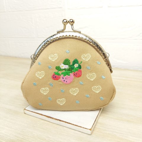 刺繍がま口ミルクティー色といちご柄