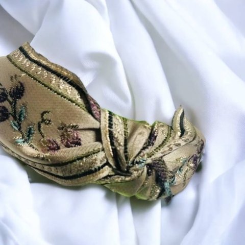 ヘアバンド ​自然の美を身に纏う、手作り花刺繍リボンヘアアクセサリーカチューシャ ヘアバンド ターバン