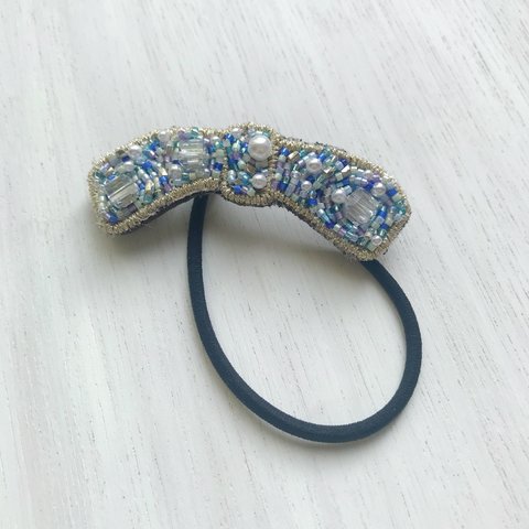 ビーズ刺繍　青いリボンのヘアゴム