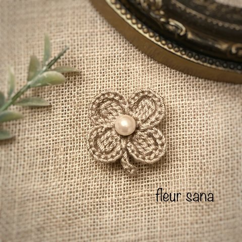 clover crochetのブローチ　powder brown