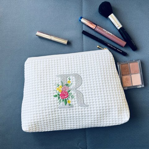 刺繍ポーチ　刺繍　ハンドメイド　イニシャル