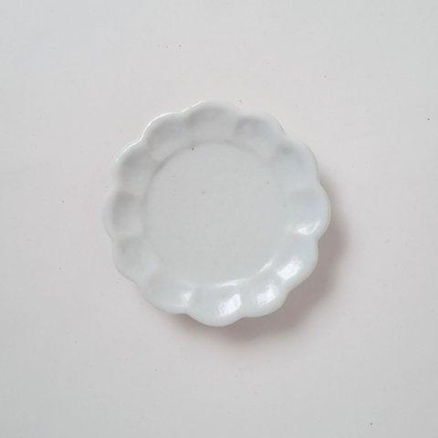 かわいらしい花の豆皿　白磁 輪花豆皿