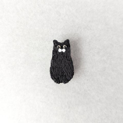 猫の刺繍ブローチ  佇む黒猫 白ひげ模様    Embroidery brooch  Cat