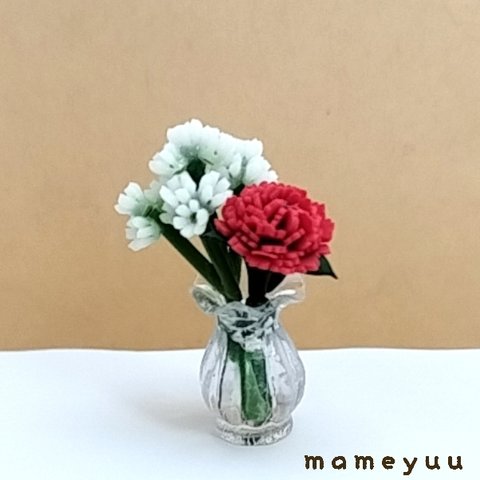 ミニチュア　カーネーション   かすみ草の花瓶(赤)