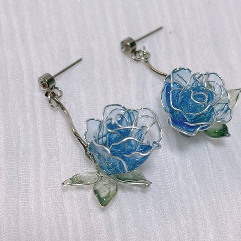 ゆれる青い薔薇　ピアス　イヤリング