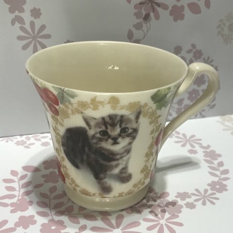 猫ちゃんがキュートなストロベリーのマグカップ