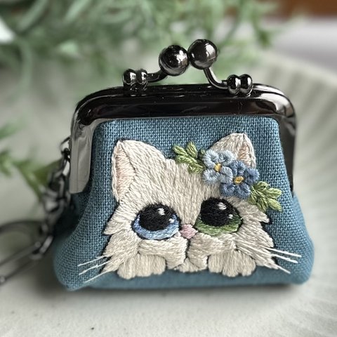 手刺繍ぷっくりがま口　猫　白猫　オッドアイ