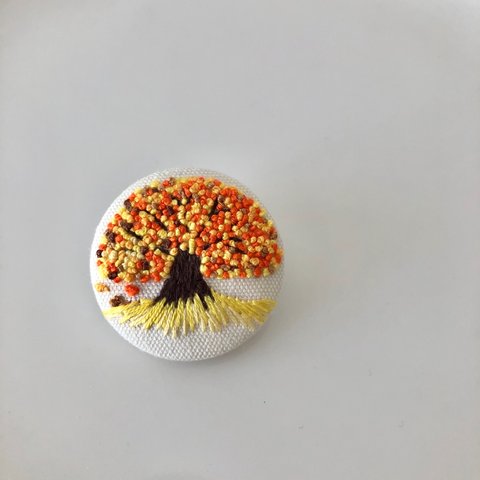 ［秋］　大きな木の刺繍ブローチ　紅葉