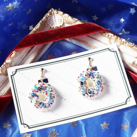 クリスマスリースのイヤリング／ピアス【白×青】