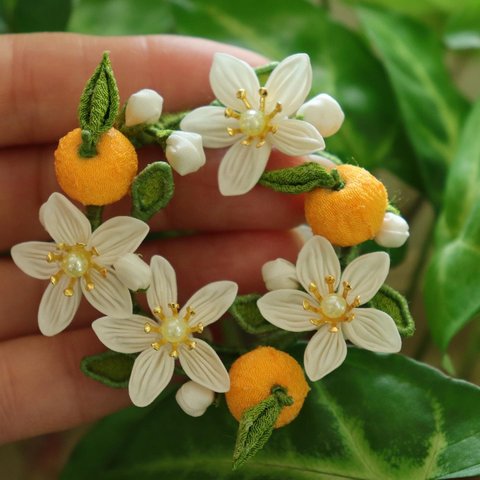 オレンジとオレンジの花のリースブローチ　つまみ細工