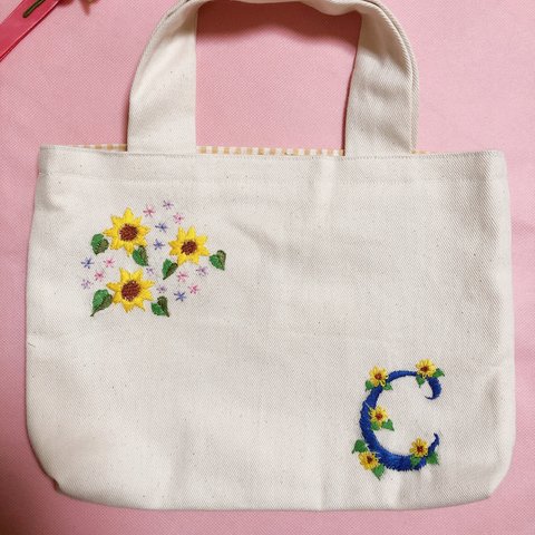 かわいいお花イニシャルの刺繍入り🌻トートバッグ