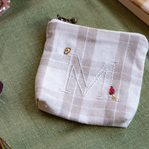 「M」の刺繍ポーチ