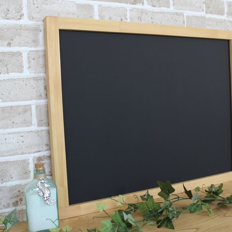 木枠のかわいい黒板　壁掛けキット　ミニ黒板消し　チョーク　プレゼント付　ミディアムウォルナット色　横65cm ×縦50cm