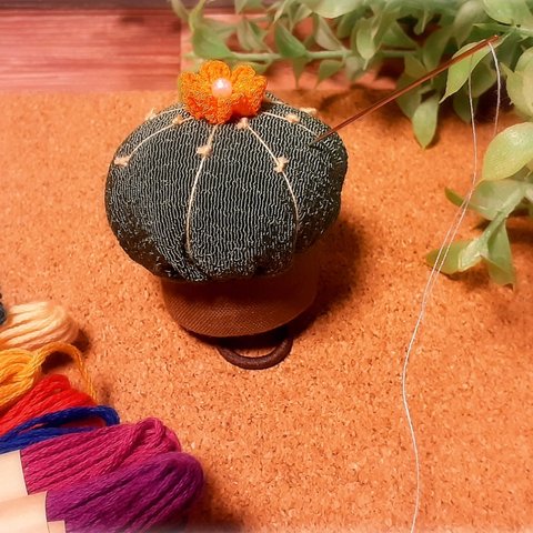 【つまみ細工/ちりめん細工/ピンクッション(針刺し)ミニ】サボテン🌵オレンジ