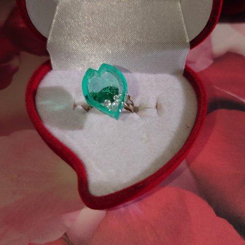 emerald petal ring gold 2