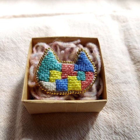 ネコ ダーニング刺繍ブローチ