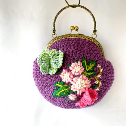 ピンクのお花とグリーンの蝶々モチーフの手編み・ガーリー刺繍のアンティーク調がま口ハンドバッグ　フラワー　シノワズリガーデン　世界に一つのクラシカルな丸い手提げ　紫