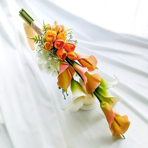 【生花に見える】カラー  アームブーケ ウェディングブーケ ブートニア オレンジ　ホワイト　カラーリリー　