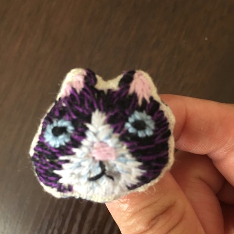 白黒猫の刺繍ブローチ