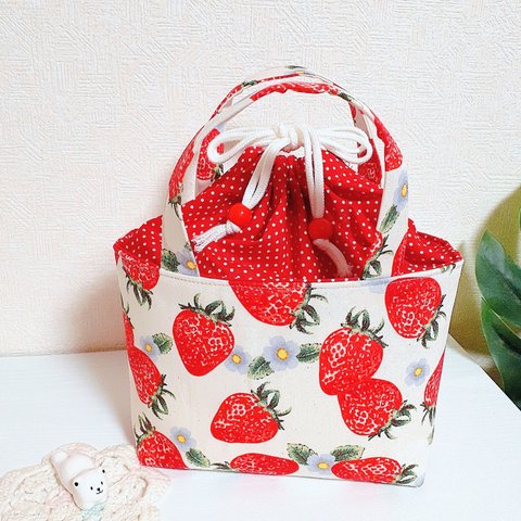 ＊保冷保温＊ ランチバッグ♡巾着・持ち手付き♡真っ赤ないちご柄🍓ふんわりキルト芯入り・小さめ