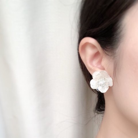 【受注制作】white pearl  flowers ♦︎ クリスタルシルバーの耳飾り ピアス/イヤリング