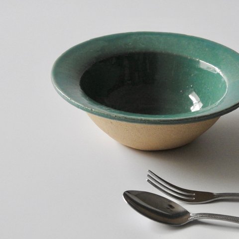 Ever green – 優しい光を映すグリーンのリム小鉢(1個)・帽子の形のユニークなうつわ