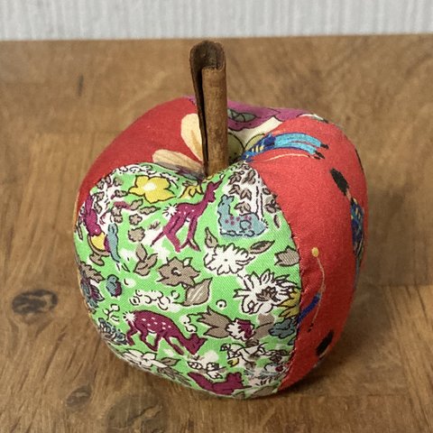 リバティ　りんご　ピンクッション 1