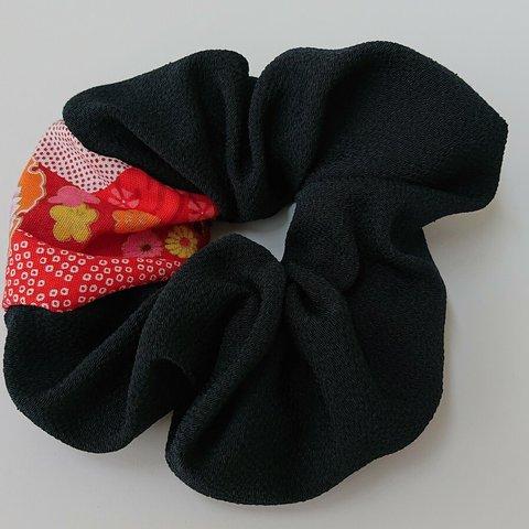 ちりめん 黒無地 ×和柄のシュシュ   -scrunchie-