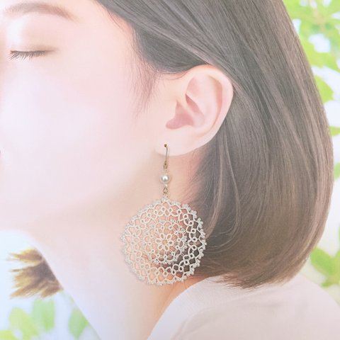 ピアス　ドイリー　タティングレース　レース編み　白　パール　揺れる　ビーズ　ミニドイリー　tattinglace イヤリング　透かし模様