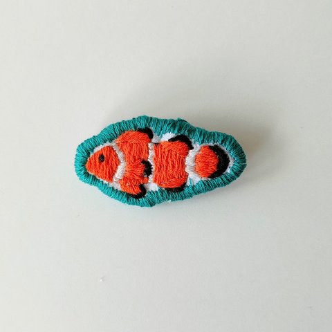 カクレクマノミのブローチ刺繍