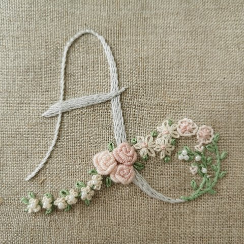 お花とアルファベットの刺繍キット　A　（グレー系）