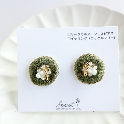 ビーズ刺繍Fuchidori❇︎花のピアス/イヤリング/ノンホールピアス（カーキ・グリーン・緑）上品/冬/くすみカラー/送料無料