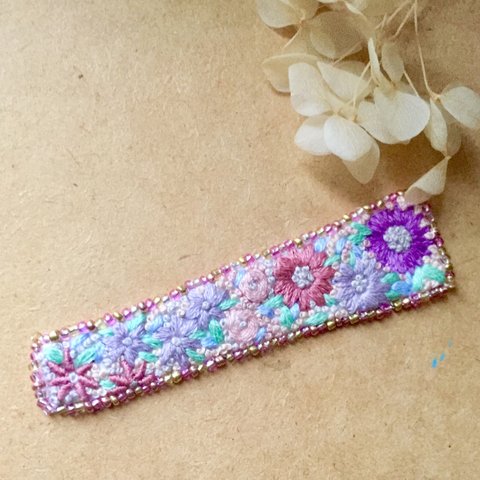 花刺繍とガラスビーズのバレッタ  ピンクの野の花