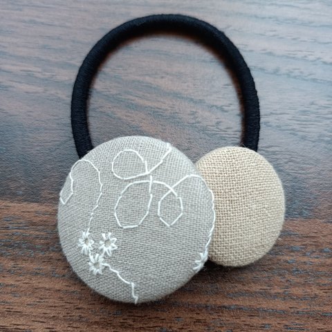 花柄刺繍　ヘアゴム　くるみボタン