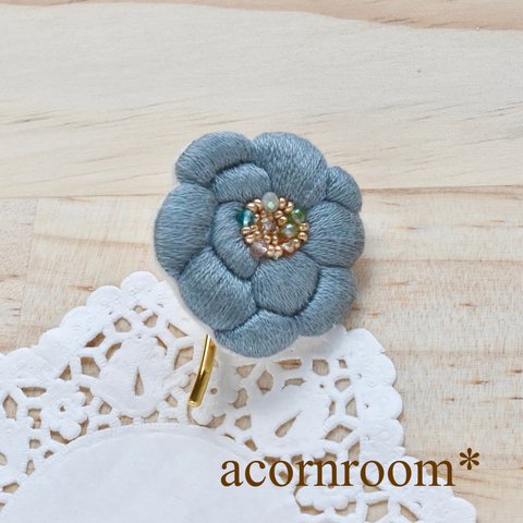 グレーのお花刺繍のポニーフック