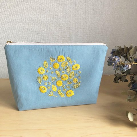 北欧フラワー刺繍　メイクポーチ