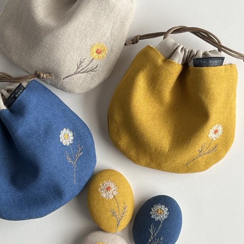 カモミール一輪❁⃘*.ﾟ花刺繍 ブローチとミニ巾着❤︎ギフトセット