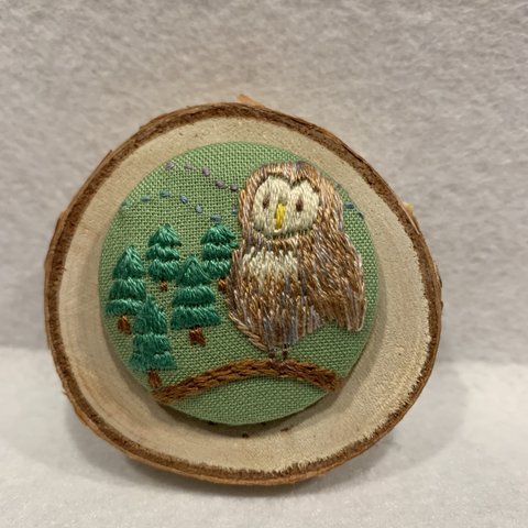 くるみボタン刺繍　ヘアゴムorブローチ　フクロウが見届ける山の物語