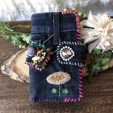 ビンテージデニムとお花の刺繍のスマホケース（手帳型）・デニムとカラフルビーズ刺繍のキーホルダーチャーム付き/ガーリー・プレゼント・オーダー／リメイクデニム／ハロウィンカラー・シェル・ゴールドフラワー