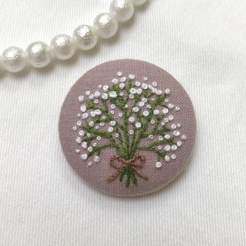 刺繍くるみボタンブローチ　＊かすみ草のブーケ＊