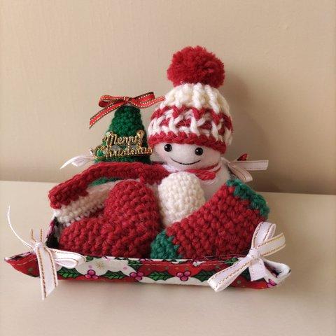 手編みのニット帽をかぶった雪だるまクリスマスセット