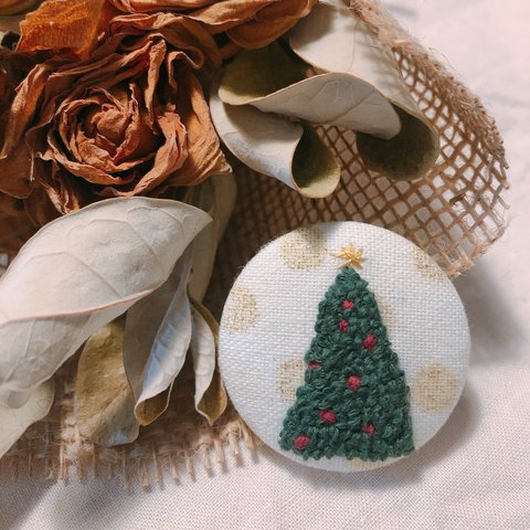 刺繍　クリスマスツリーのブローチ②