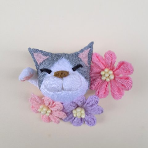 ハチワレ招き猫とお花のブローチ　ちりめん　つまみ細工　ネコ　プレゼント　フラワー