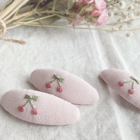 さくらんぼ　刺繍　パッチンピン୨୧