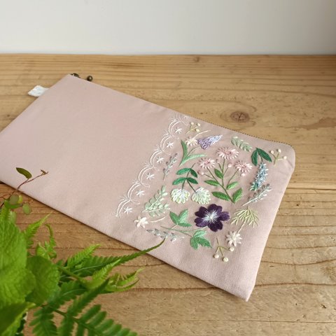 植物刺繍のフラットポーチ（25ｃｍファスナー・アッシュピンク）【受注生産】