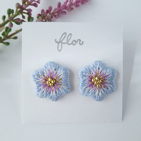 フラワー 刺繍 ピアス / イヤリング (スモーキーブルー×ラベンダー)