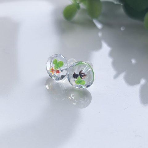 金魚のおはじきピアス梅⚪樹脂ピアス　MF−027